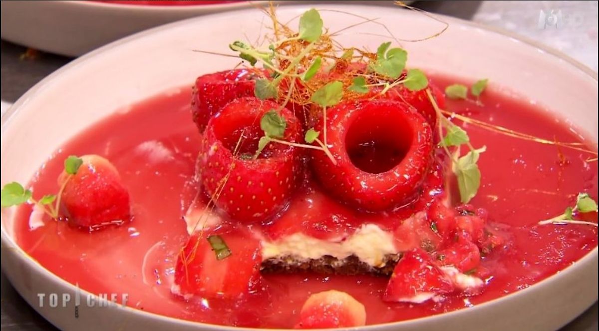 Aïe! Le cheesecake à la fraise de Thomas a rencontré des petits problèmes de dressage, dans l'émission de lundi!