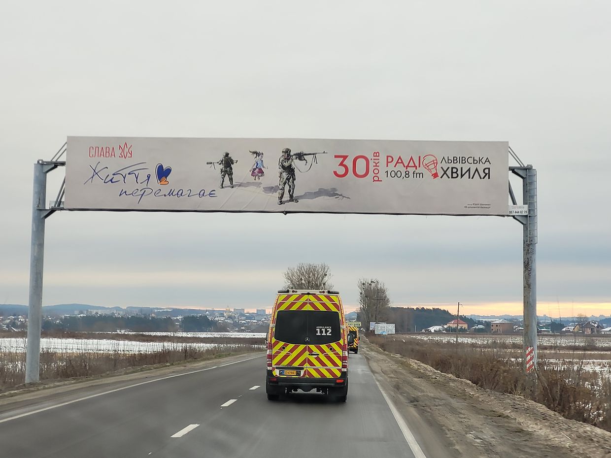 Auf dem Weg nach Lviv wirbt ein Banner für das ukrainsiche Militär.