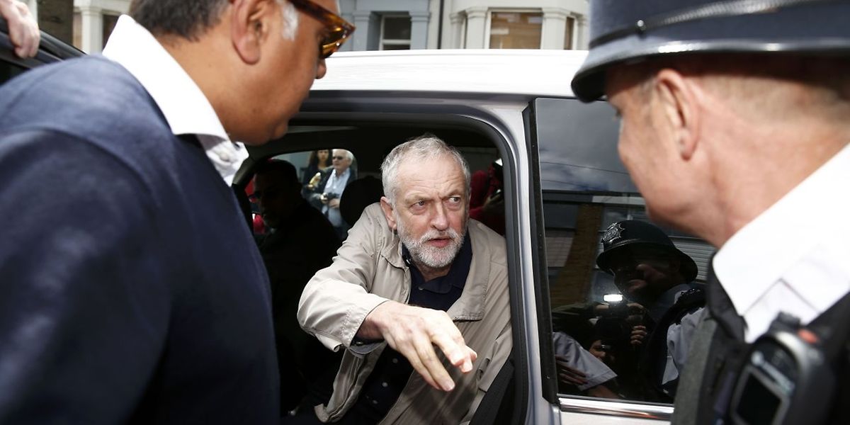 Jeremy Corbyn stand am Sonntag im Fokus der Presse, als er sein Haus verließ.