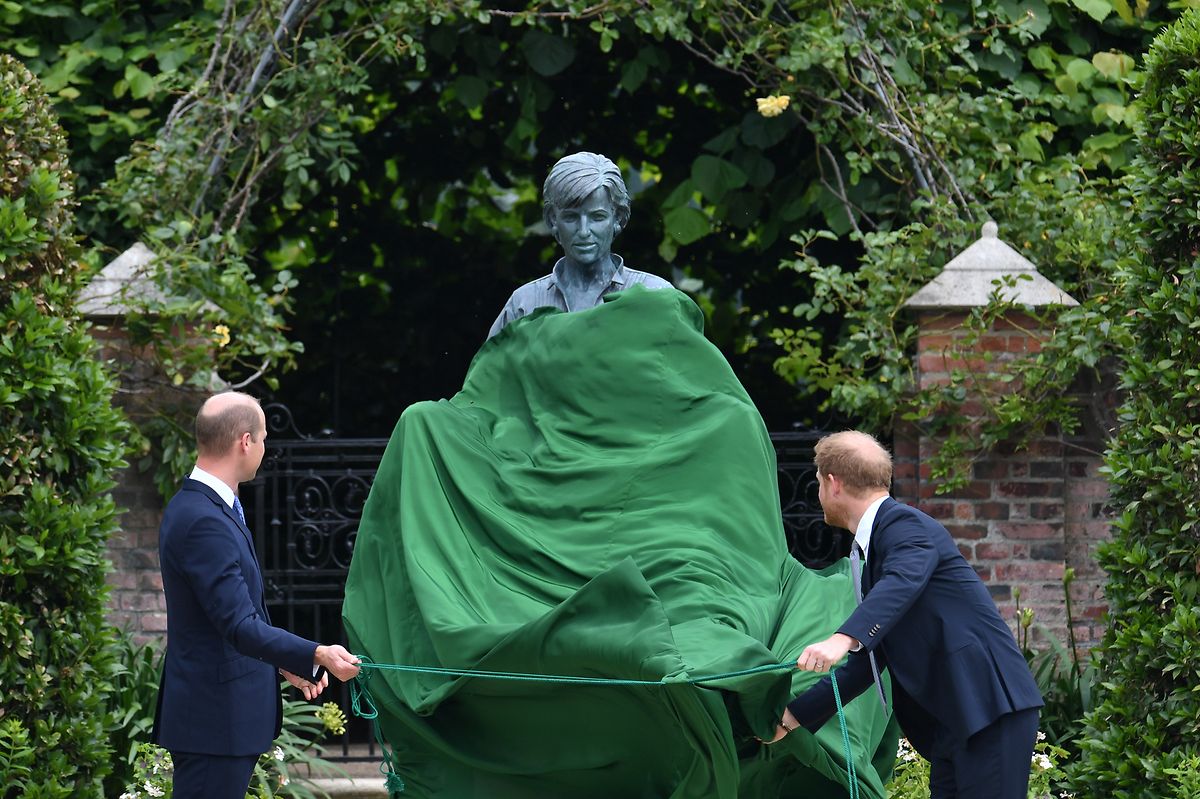Prinz William (l.) und Prinz Harry bei der Enthüllung der von ihnen in Auftrag gegebenen Statue ihrer Mutter Diana im versunkenen Garten des Kensington-Palastes.