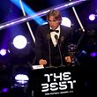 24.09.2018, Großbritannien, London: Luka Modric, kroatischer Fußballspieler, erhält während der FIFA-Gala in London, bei der die Weltfußballer des Jahres gekürt werden, die Trophäe als Weltfußballer des Jahres. Foto: Tim Goode/Press Association/dpa +++ dpa-Bildfunk +++
