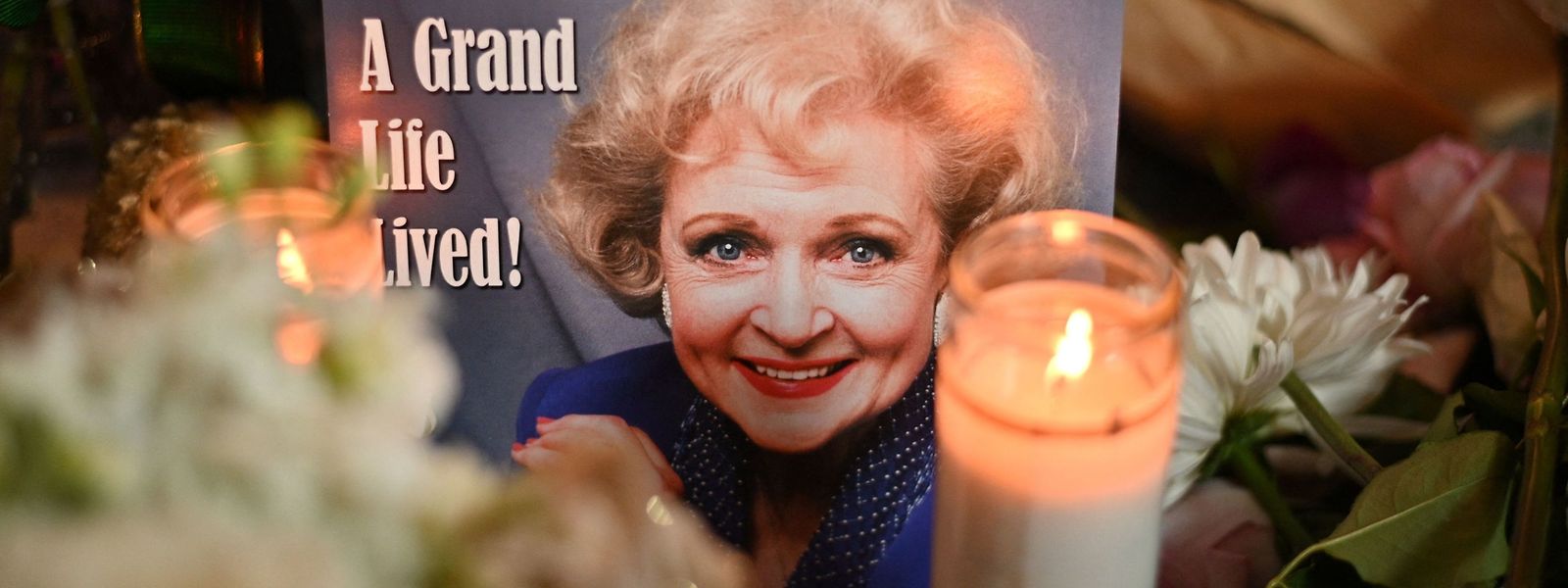 An Betty Whites Stern auf dem "Walk of Fame" in Hollywood, legten Fans Blumen nieder. 