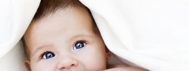 Babys brauchen das Kalzium der Milch für den Knochenaufbau - doch bei der Menge ist Vorsicht geboten.