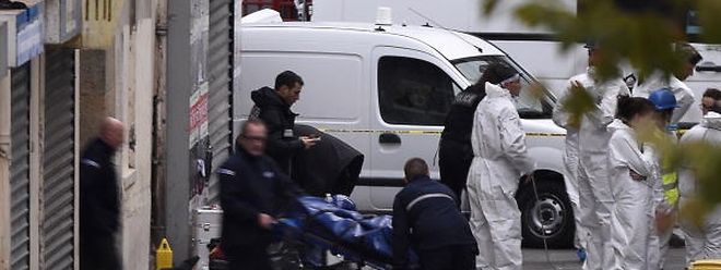 Saint-Denis, 18. November: Sicherheitskräfte bergen eine Leiche aus der Wohnung in Saint-Denis.