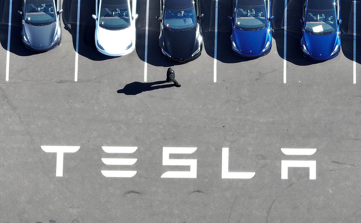 Alle Teslas, die nach Oktober 2016 produziert wurden, sollen bereits für das autonome Fahren ausgerüstet sein. Nur an der Software hakt es noch.