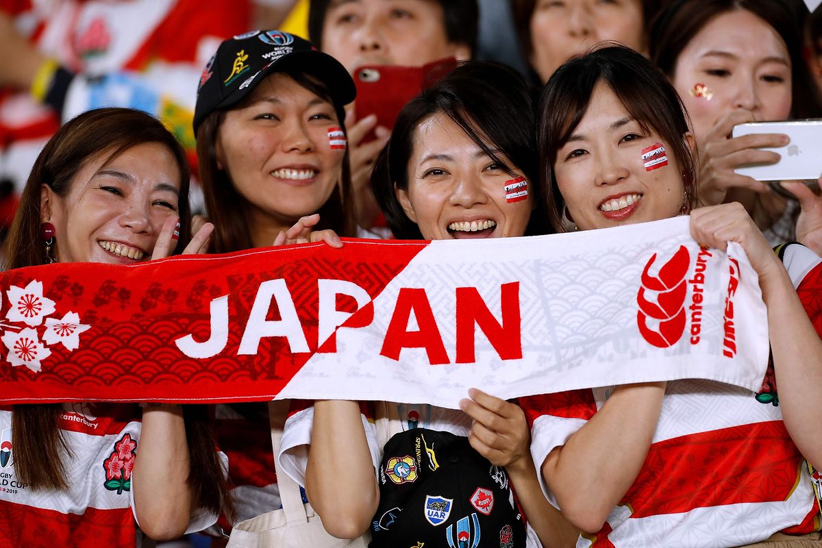 Des supportrices japonaises aux anges après la qualification de leurs favoris pour les quarts de finale du Mondial. 