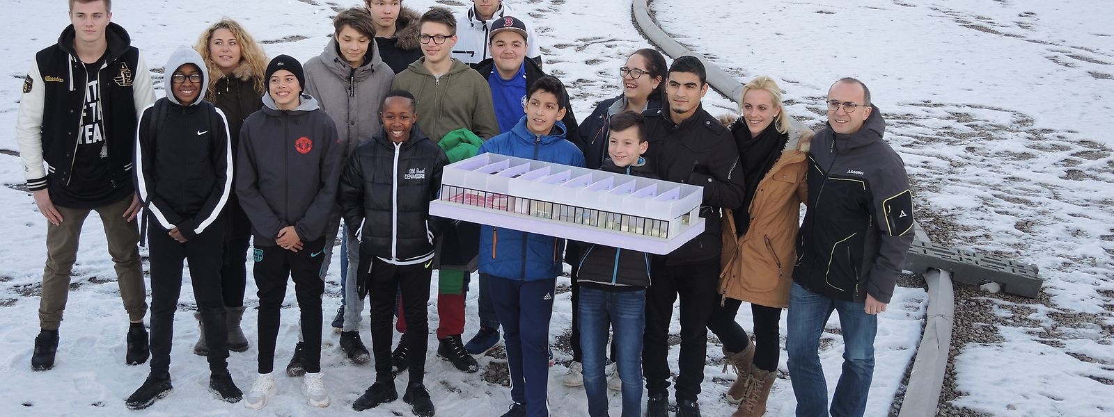 Ein Teil der Jugendlichen samt Betreuer und Verantwortlichen des „Jugendtreff Déifferdeng“ mit dem Endentwurf auf der Baustelle.