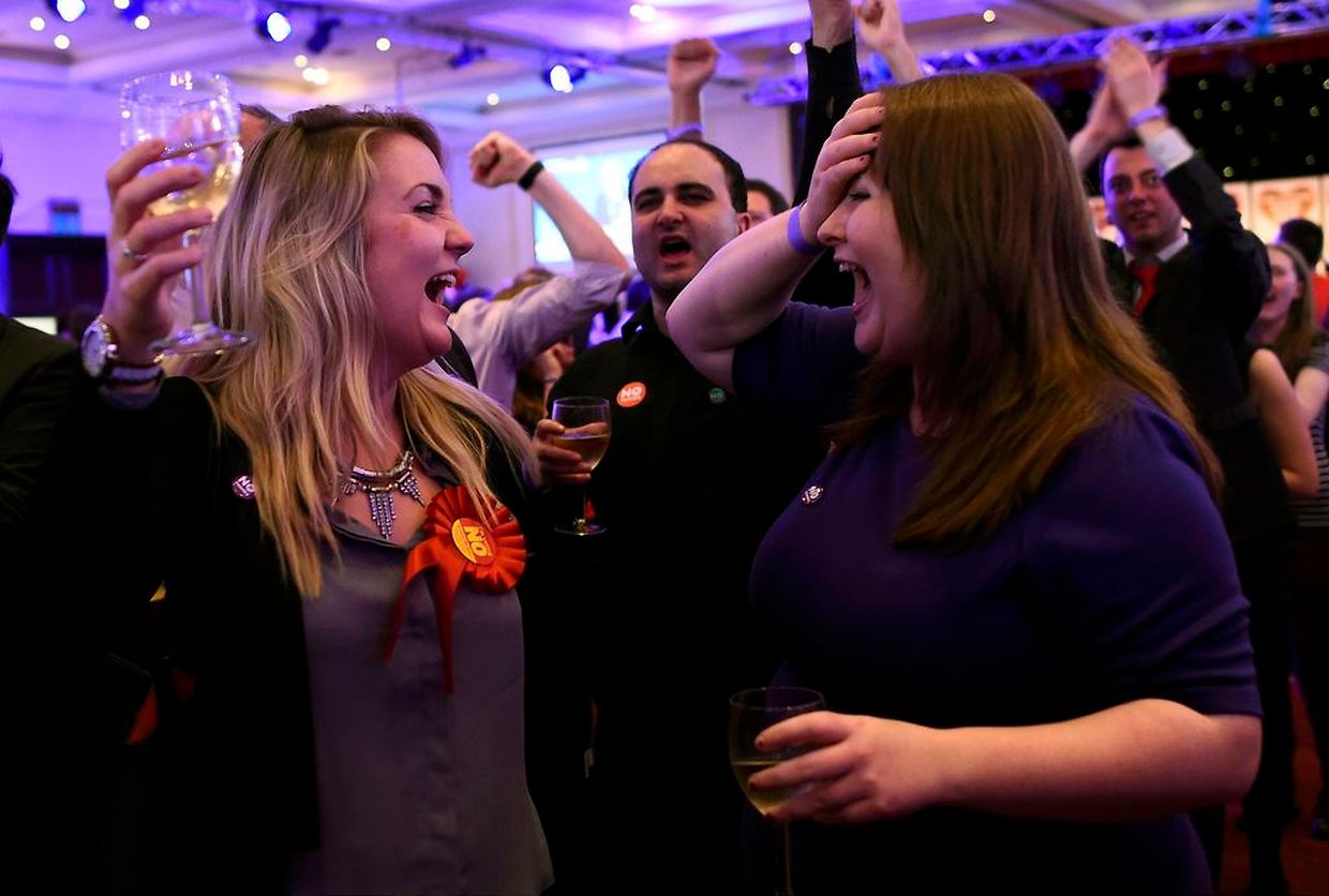 Die Befürworter der Einheit feiern das Ergebnis des Referendums in Schottland.