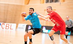 Yacine Rahim (Kaerjeng l.) gegen Damir Rezic (Red Boys Differdingen r.) / Handball, Axa League Maenner, Red Boys - Kaerjeng / 24.03.2021 / Niederkorn / Foto: Christian Kemp