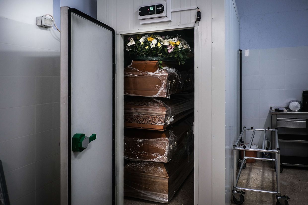 Caixões com corpos de vitimas de covid-19 numa arca frigorifica. Devido ao elevado número de mortes os corpos têm de ficar guardados durante vários dias nestes espaços até existir vaga para enterros ou cremações. 