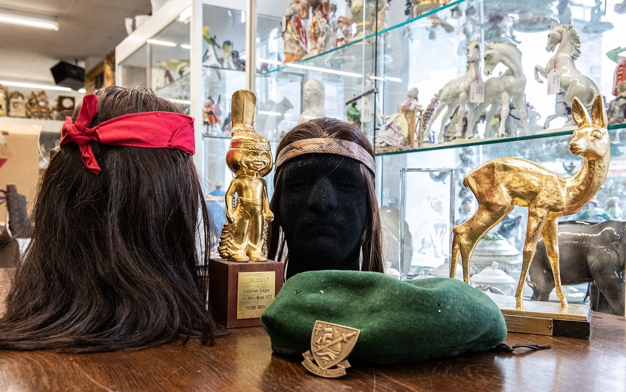 Verschiedene Kleidungsstücke und Filmrequisiten des Filmschauspielers Pierre Brice sind während einer Auktion des privaten Archivs von Pierre Brice im Auktionshaus Historia zu sehen. Der 2015 verstorbene französische Schauspieler wurde vor allem durch seine Darstellung des Winnetou in den Karl-May-Verfilmungen bekannt. 