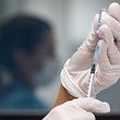 Eine Werksärztliche Assistant zieht in einem betrieblichen Impfzentrum für Mitarbeiter der Robert Bosch GmbH eine Dosis des Impfstoffes von Biontech/Pfizer auf.
