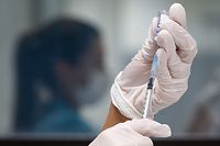 Eine Werksärztliche Assistentin zieht in einem betrieblichen Impfzentrum für Mitarbeiter der Robert Bosch GmbH eine Dosis des Impfstoffes von Biontech / Pfizer auf.