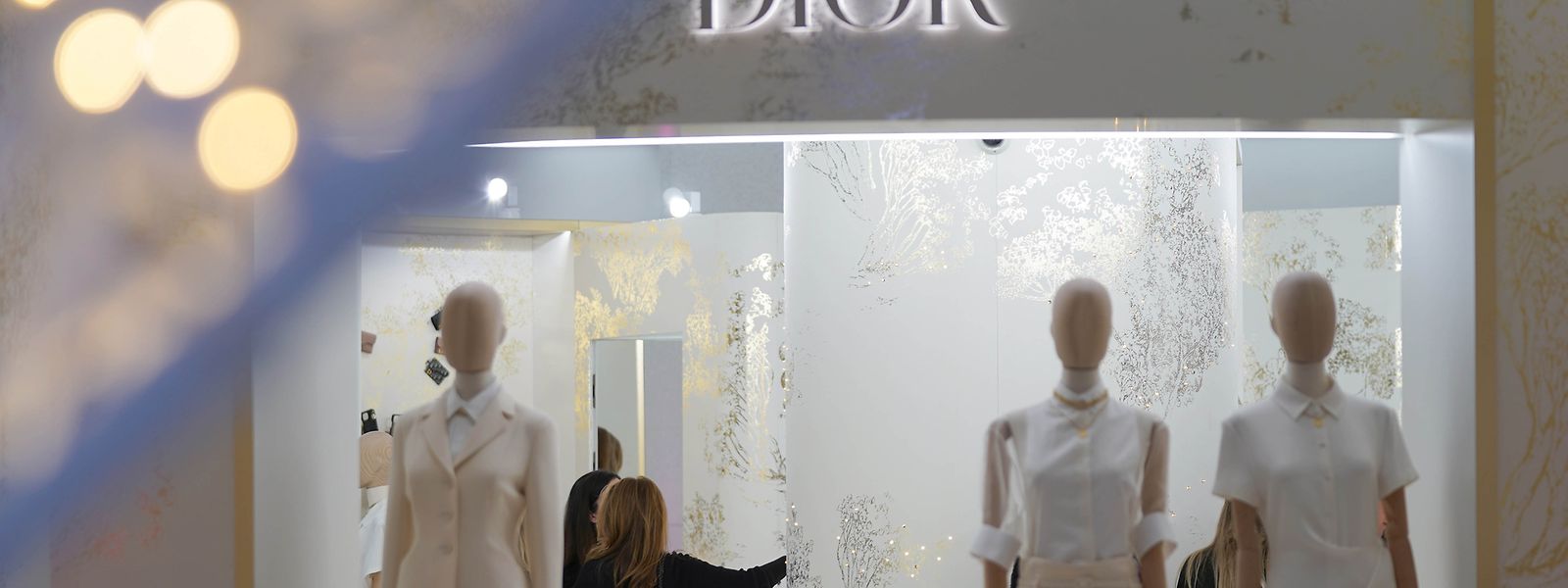 Die Dior-Abteilung im Luxuskaufhaus Alsterhaus in der Innenstadt. Die hohe Inflation macht es vielen Menschen schwer, ihren Lebensunterhalt zu bestreiten. Doch die Luxushersteller spüren bisher wenig von der Krise.