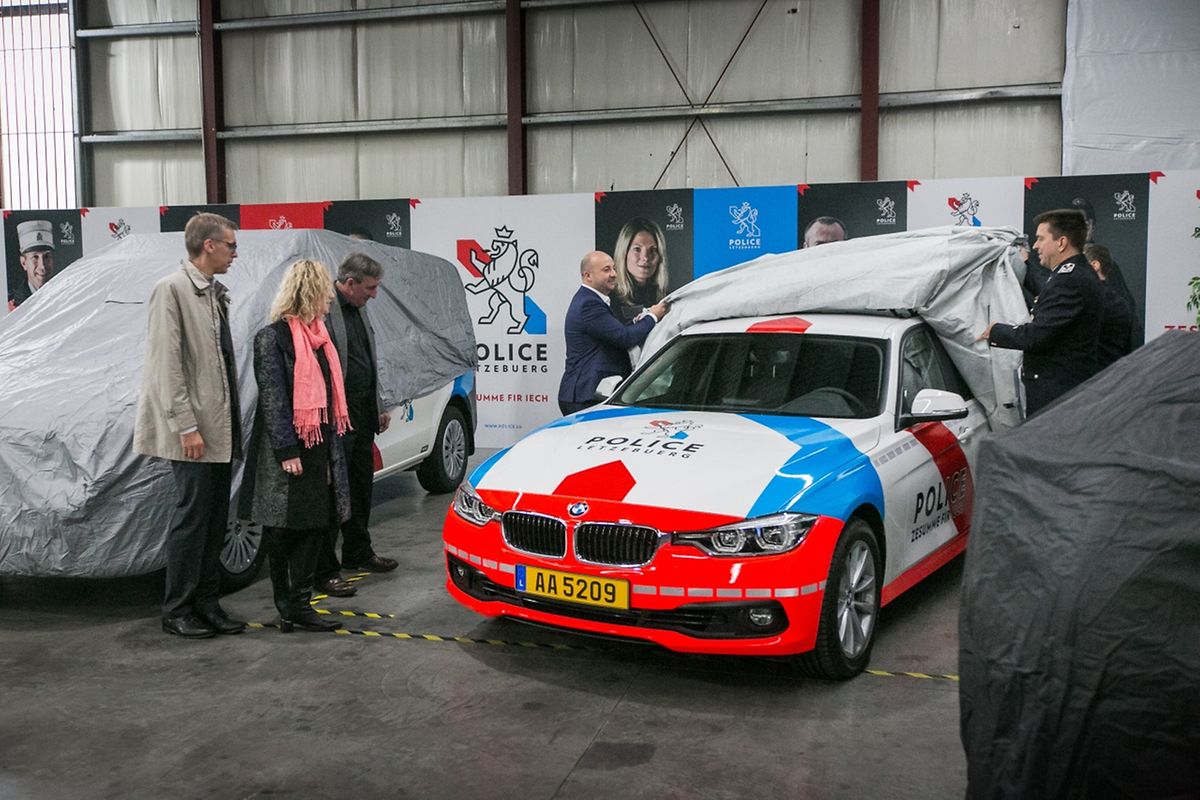 Bis März 2018 sollen 220 Fahrzeuge und 60 Motorräder, die Kommissariatsschilder, die Polizeidokumente und die Kleidung der rund 2.000 Polizisten an die neue „Corporate identity“ angepasst werden. 