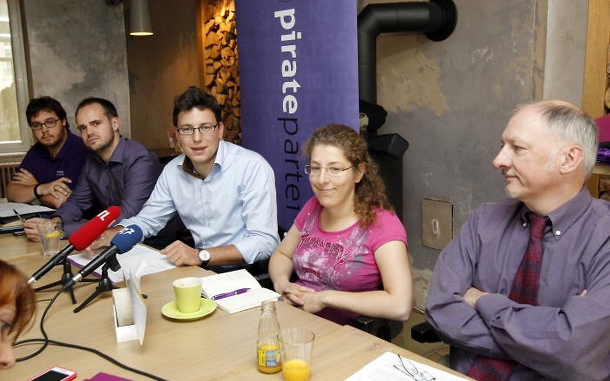 Entouré d'Andy Maar, Marc Goergen, Myriam Grandgenet et Pierrot Bis, Sven Clement donne une conférence de presse des Pirates en septembre 2012.
