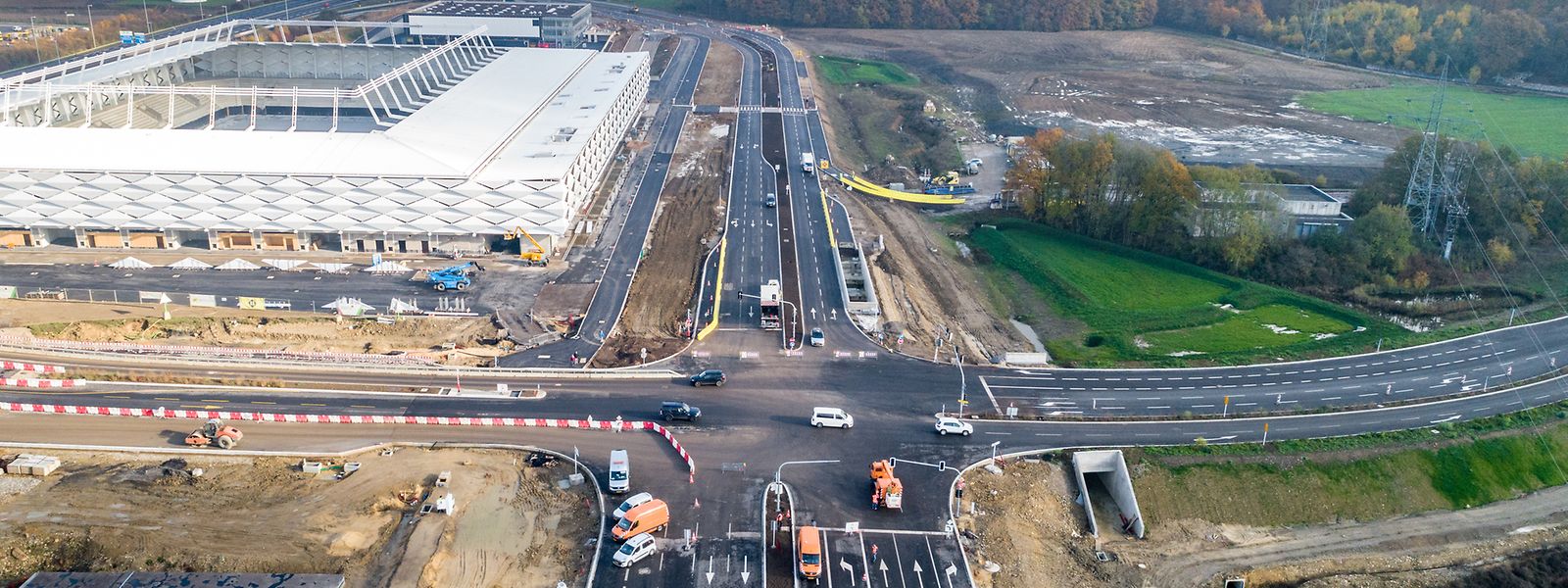 Entlang des neuen Stadions erkennt man die fast 30 Meter breite Fahrbahnfläche.