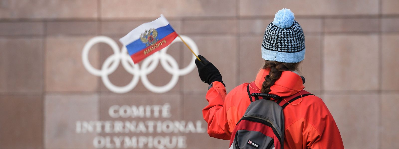 Eine Russland-Unterstützerin mit ihrer Flagge vor dem IOC-Gebäude.