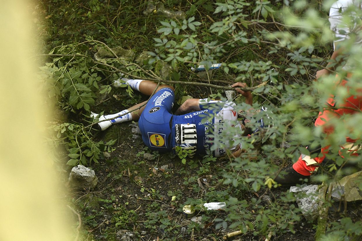 Remco Evenepoel aus Belgien vom Team Deceuninck-Quick-Step liegt nach einem schweren Sturz auf dem Boden. Der 20-jährige kollidierte bei einer Abfahrt mit einer kleinen Mauer, überschlug sich und fiel offenbar einen Abhang hinunter. 