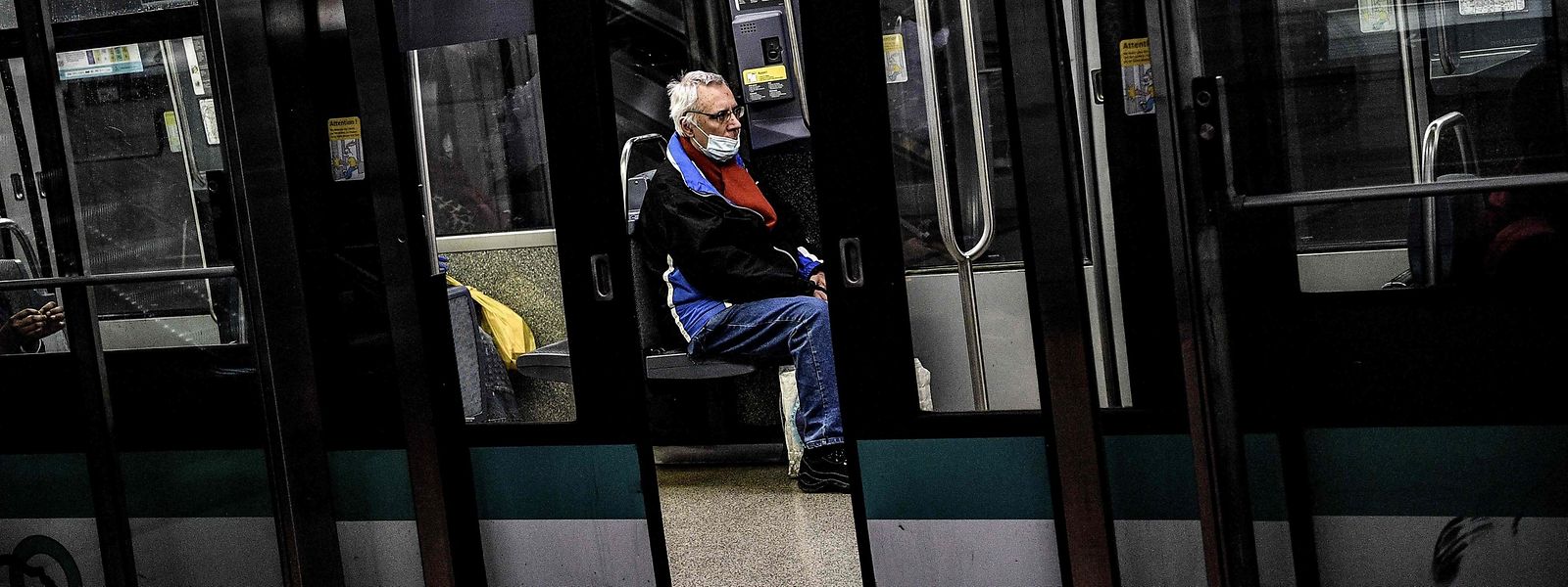 Ein Passagier fährt am Montag mit der U-Bahn von Paris. 