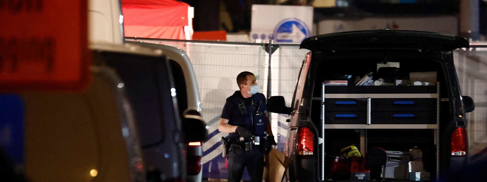 Un policier monte la garde près du lieu d'une attaque au couteau à Bruxelles