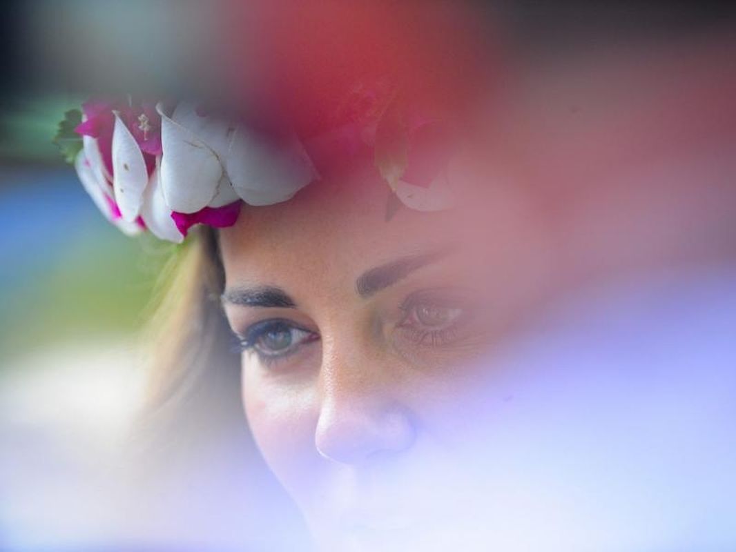 Kate mit Blumenschmuck.