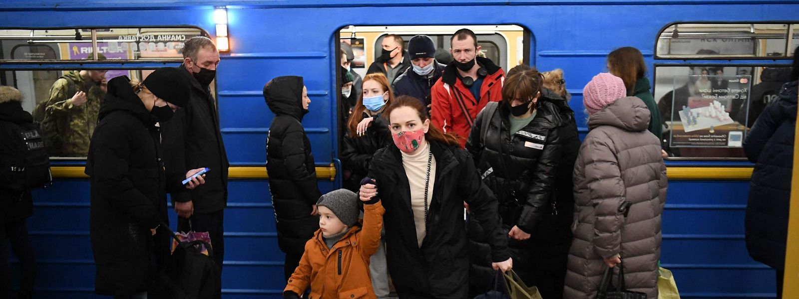 Pessoas no metro de Kiev, Ucrânia, na manhã da invasão militar por parte da Rússia. 