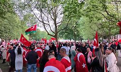 28.05.2023, Hamburg: In Deutschland lebende Türken feiern den Wahlausgang. Der amtierende türkische Staatspräsident Recep Tayyip Erdogan hat die Stichwahlen in seinem Land für gewonnen erklärt und seine Herrschaft auf ein drittes Jahrzehnt ausgedehnt. Foto: Thomas Müller/dpa +++ dpa-Bildfunk +++