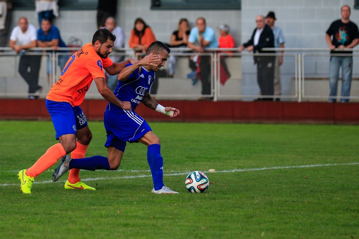 Lintgen - Lorentzweiler 4-1- Daniel Lopes à la poursuite de Patrick Alves.
