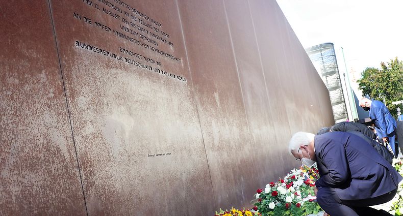13.08.2021, Berlin: Bundespräsident Frank-Walter Steinmeier nimmt an der zentralen Gedenkveranstaltung zum 60. Jahrestag des Baus der Berliner Mauer teil und legt am Denkmal der Gedenkstätte Berliner Mauer an der Bernauer Str./Ecke Ackerstr. einen Kranz nieder. Foto: Wolfgang Kumm/dpa +++ dpa-Bildfunk +++