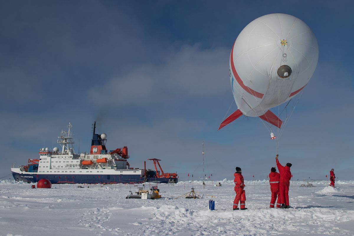 Ein mit Helium gefüllter Fesselballon wird unweit des Forschungsschiffs Polarstern von den Wissenschaftlern für den Aufstieg vorbereitet. Im Herbst soll unter deutscher Leitung die größte Forschungsexpedition in die zentrale Arktis starten, die es jemals gegeben hat.