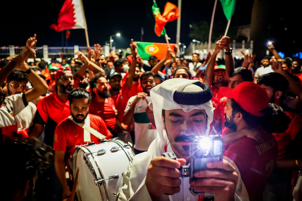 Centenas de pessoas trajadas a rigor receberam a seleção portuguesa na chegada ao hotel em Doha, Qatar.