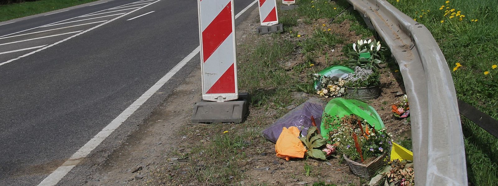 Blumen erinnern am Unfallort an das Unglück.