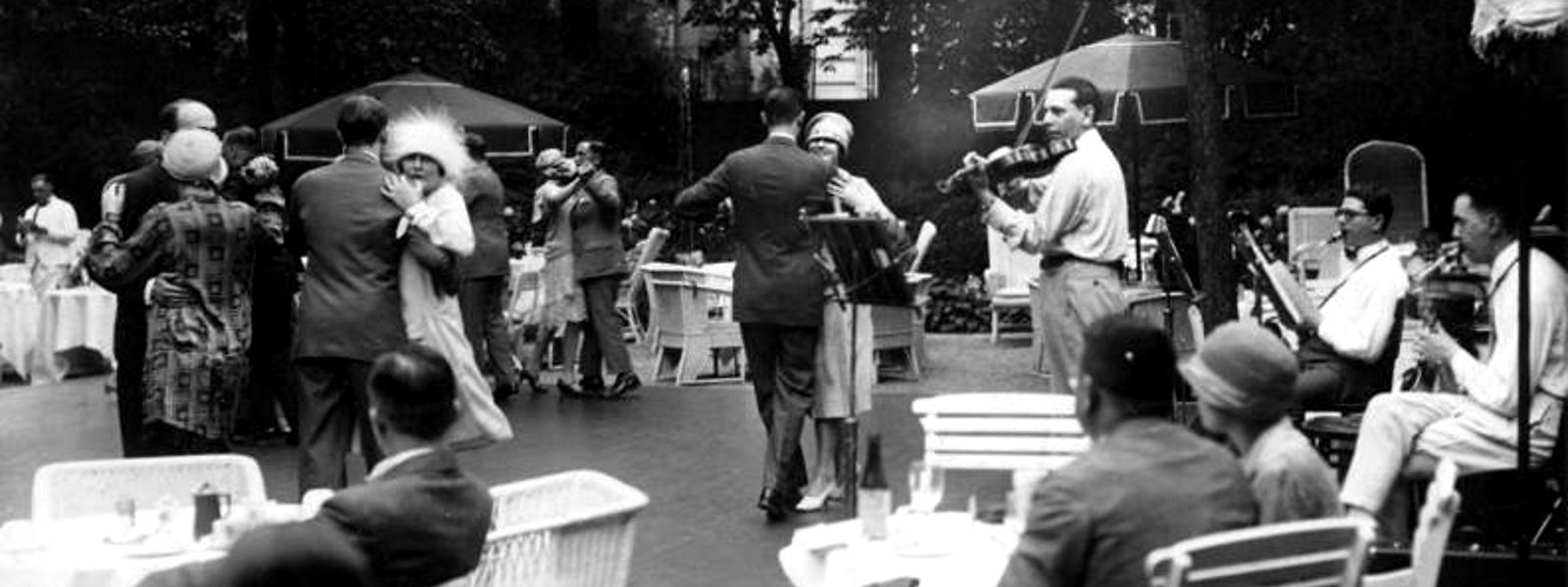 Bereits in den 1920er-Jahren trat der Jazz seinen Siegeszug in Deutschland an, wie hier 1926 beim "Tanztee" im Esplanade in Berlin.