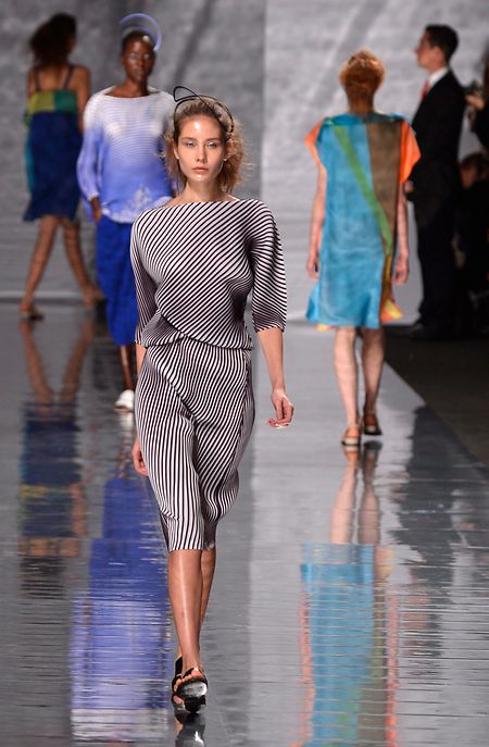Mode für den Sommer 2013: Ein Model zeigt eine Kreation des japanischen Designers Issey Miyake auf der Paris Fashion Week.