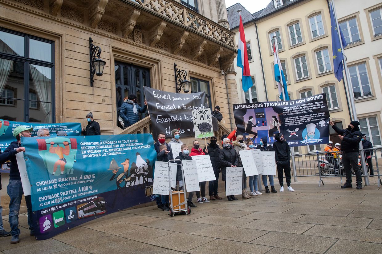 Hunderte Menschen haben sich am Samstagnachmittag während eines Protestzuges in der Hauptstadt dafür ausgesprochen, dass Cafés und Restaurants wieder öffnen dürfen.