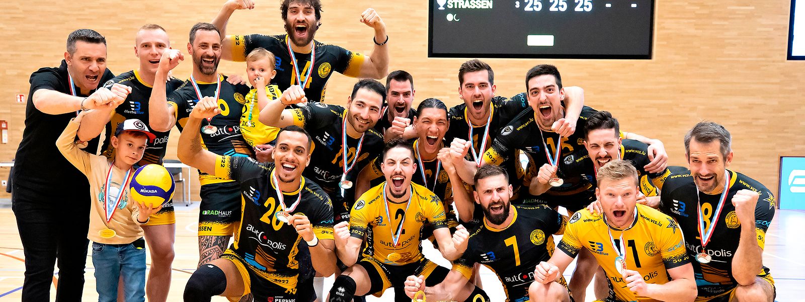 Die Volleyballer aus Strassen feiern den 16. Meistertitel des Vereins.