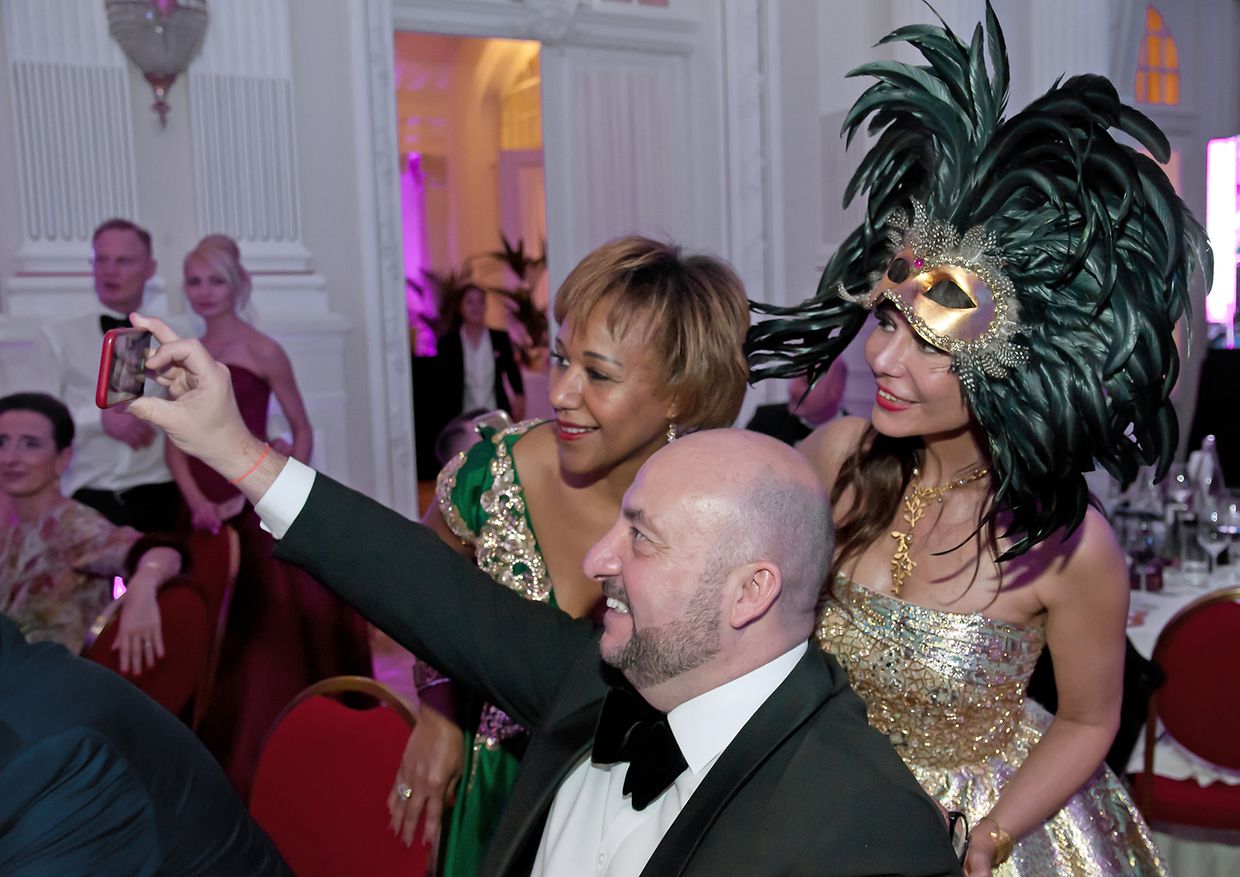 Étienne Schneider beim Selfie mit seinen Fans. 