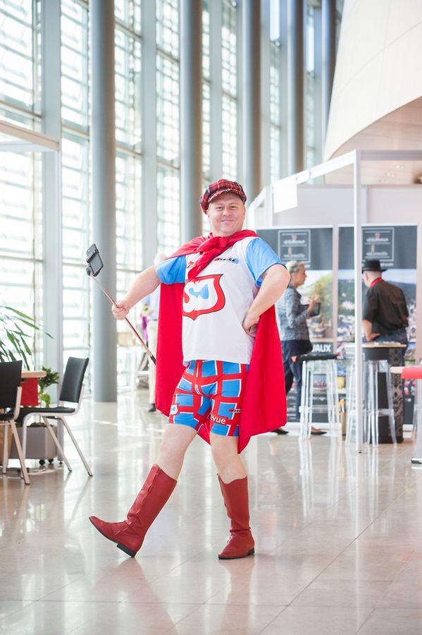 Ein Teilnehmer des "Meet Luxembourg" im "Superjhemp"-Kostüm. 