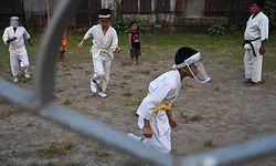 Crianças com viseiras contra a pandemia durante uma aula de artes marciais em Kolkata, na Índia.