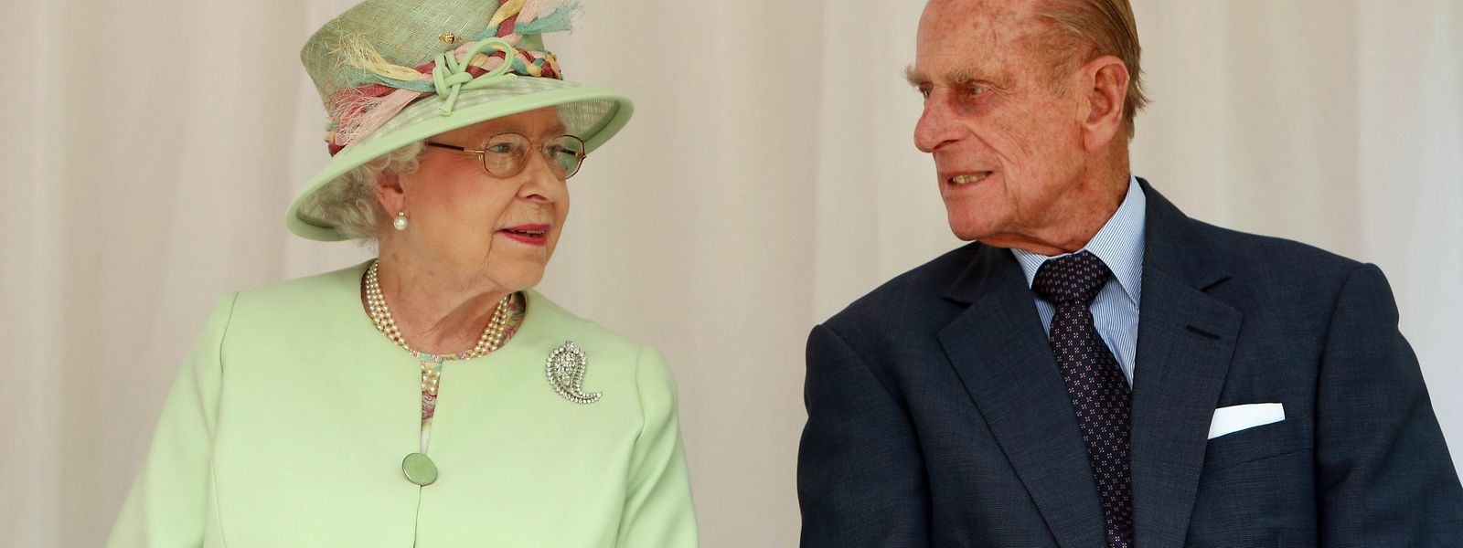 Die Queen und Prinz Philip (98) hatten sich am Donnerstag zu einem vorgezogenen Osteraufenthalt auf Schloss Windsor zurückgezogen. Durch ihr hohes Alter gehört das Paar zu einer Risikogruppe.