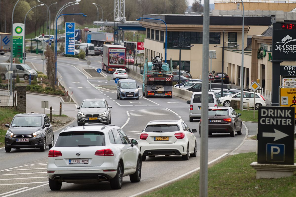 Le quartier Wemperhardt, proche de la N7, est caractérisé par une forte concentration de commerces et de stations d'essence.