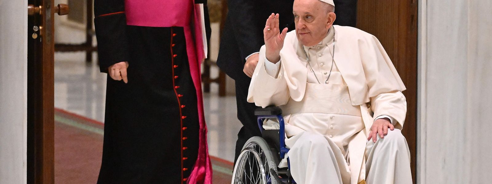 Der 85 Jahre alte Papst leidet unter Knieproblemen.
