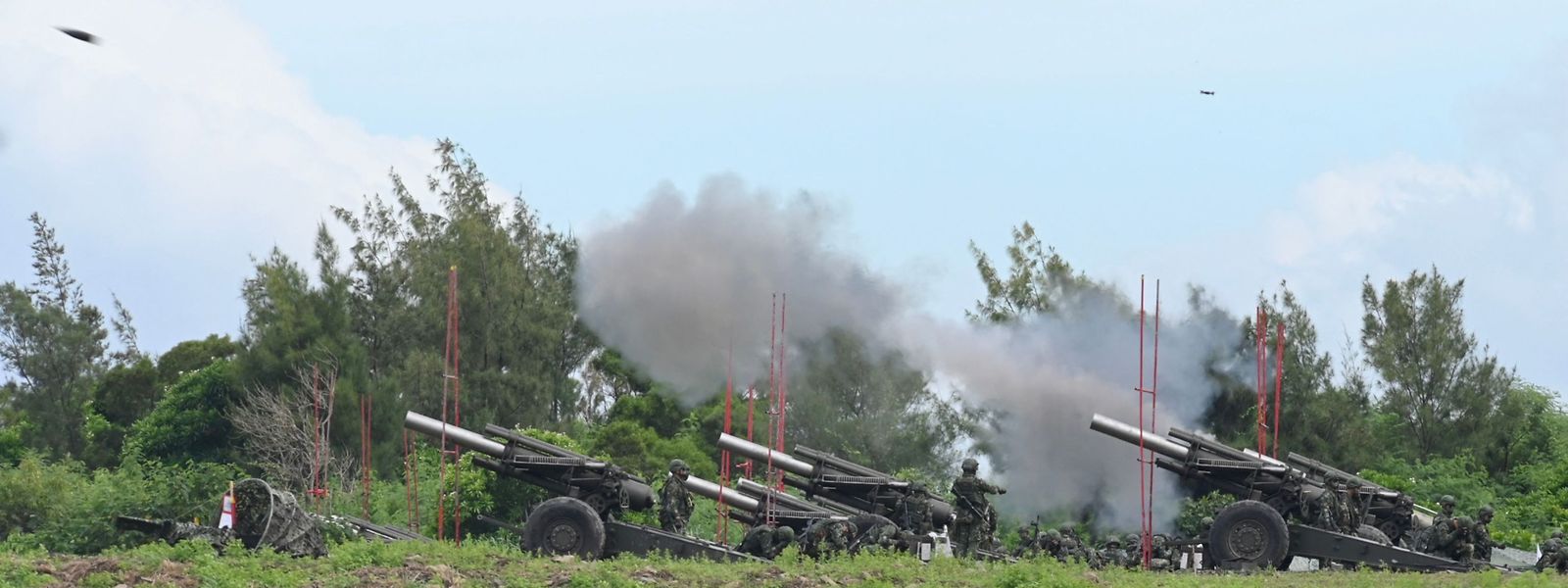Militares de Taiwan realizam exercícios com artilharia real. 