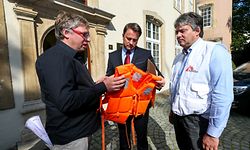 Die Vertreter von Ärzte ohne Grenzen" überreichten Premierminister Xavier Bettel die Rettungsweste eines Flüchtlingen. 