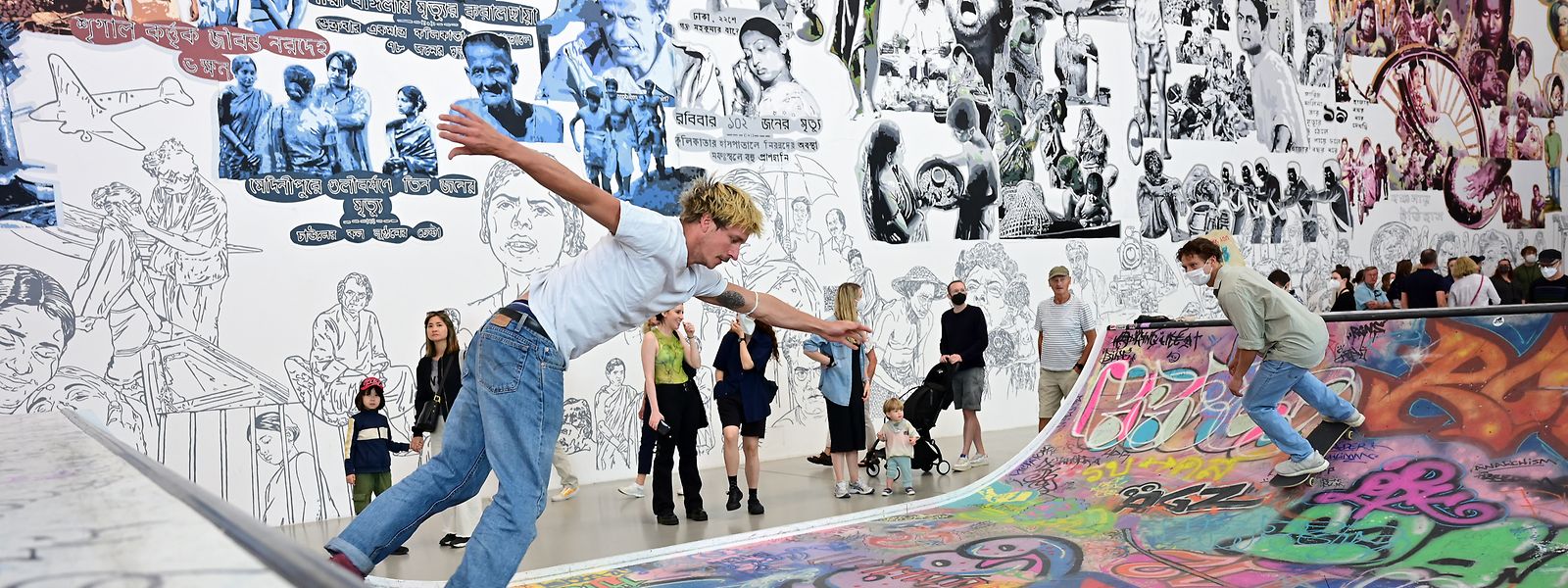 Skateboarder fahren in der documenta-Halle auf der Halfpipe, die Teil des Werks der Initiative Baan Noorg Collaborative Arts and Culture ist. 