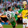 Real Betis' Paraguayan forward Arnaldo Tonny Sanabria (C) controls the ball next to F91 Dudelange's German midfielder Marc-Andre Kruska (R) and F91 Dudelange's Luxembourgers defender Tom Schnell during the UEFA Europa League football match Real Betis against F91 Dudelange at the Benito Villamarin stadium in Sevilla on October 4, 2018. (Photo by CRISTINA QUICLER / AFP)