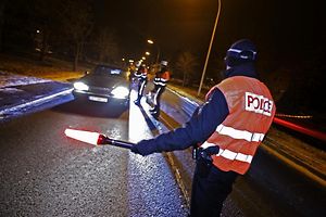 Deux policiers ont eu beau faire signe à l'automobiliste roulant trop vite de s'arrêter, il a foncé sur eux!