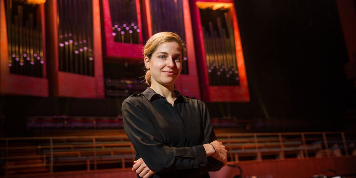 Karina Canellakis steht am Dirigentenpult bei der Luxemburger Premiere von "The Hogboon".