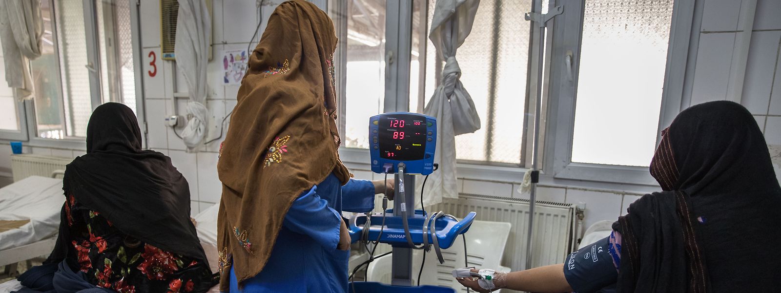 In Afghanistan, wo nur weibliche medizinische Fachkräfte Frauen behandeln können, würde ein Arbeitsverbot für Frauen in NGOs das Gesundheitssystem zum Bröckeln bringen, betonen mehrere Organisationen. 